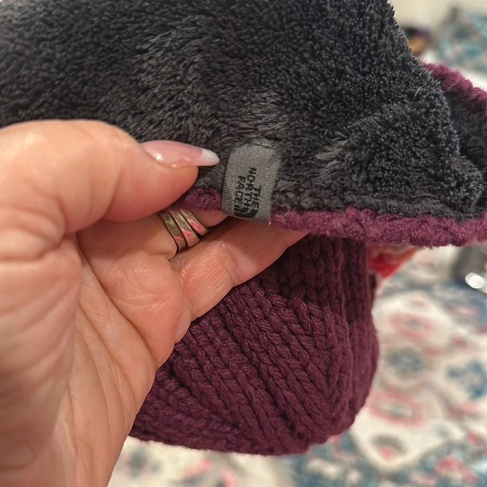 THE NORTH FACE MULTICOLORED WHITE PINK REVERSIBLE KNIT FLEECE HAT
